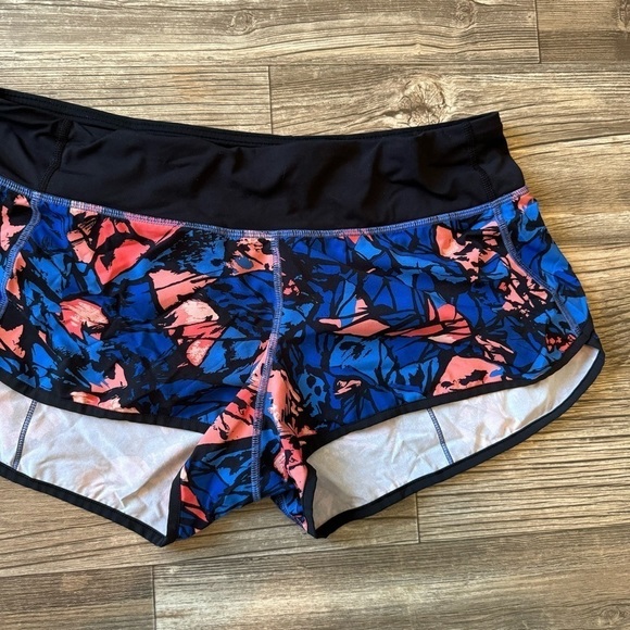 Lululemon Women's Size 8 Speed Short in Paint Storm Harbor Blur Multi Black - Picture 3 of 9